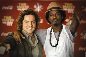 David Bisbal et K'Naan, les interprètes de la chanson Coca Cola pour l'Afrique du Sud 2010