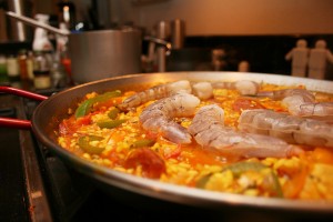 La paella es un plato típico para practicar en las escuelas de español