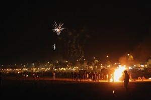 La célébration de la nuit de la Saint-Jean sur une plage espagnole