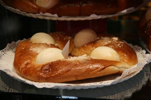 The mona de Pascua is a dish to eat Spanish students