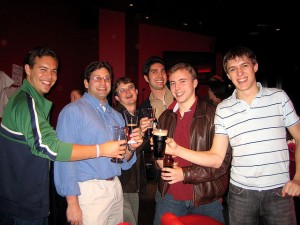 Un grupo de estudiantes bebiendo cerveza